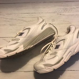 New balance tennis shoes